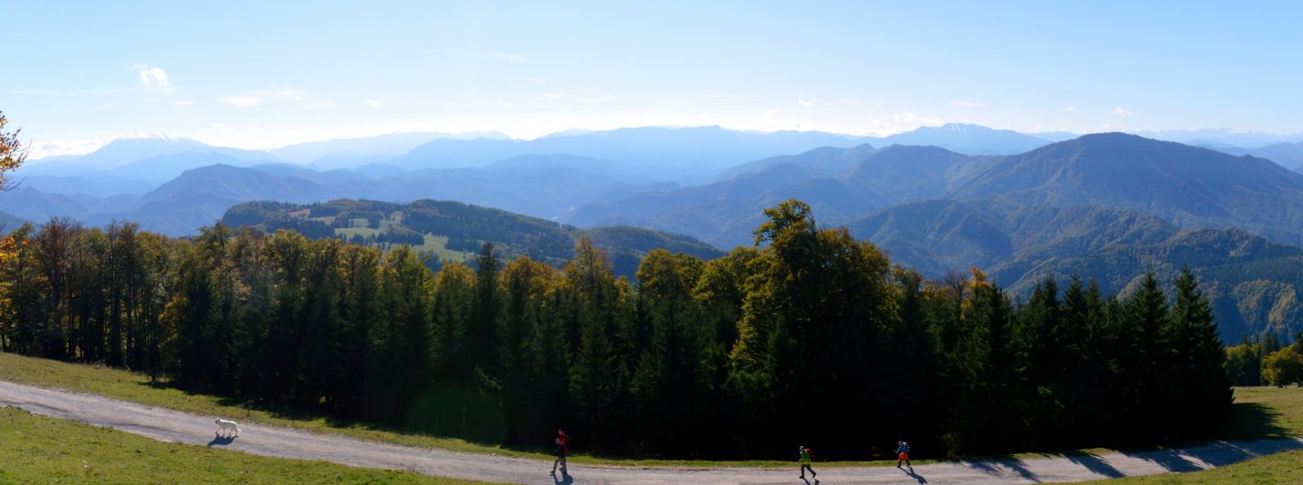 Z Hintealm k jihu (Schneberg, Rax, ... Hochschwab bohužel v protisvětle)